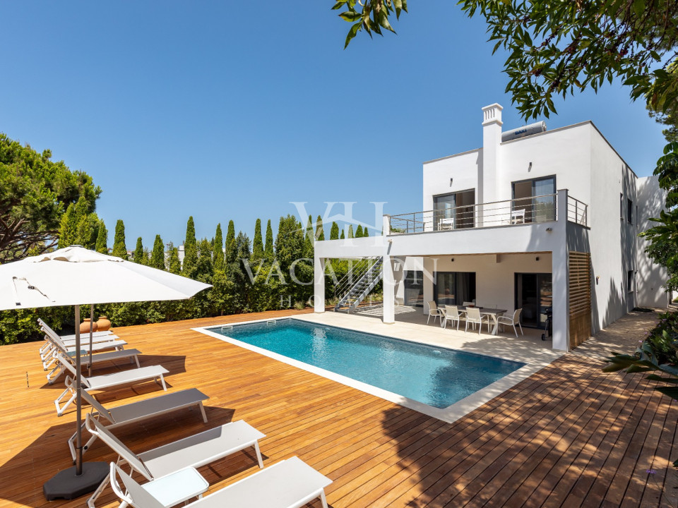 Beautiful and modern 4 bedroom villa with pool