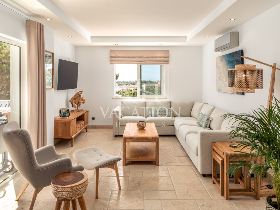 South facing 3 bedroom flat in Vale do Lobo with distant sea views