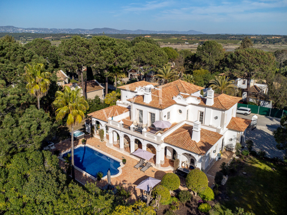 Beautiful classical 4 bedroom villa with private pool in a quiet position in Pinheiros Altos / Quinta do Lago