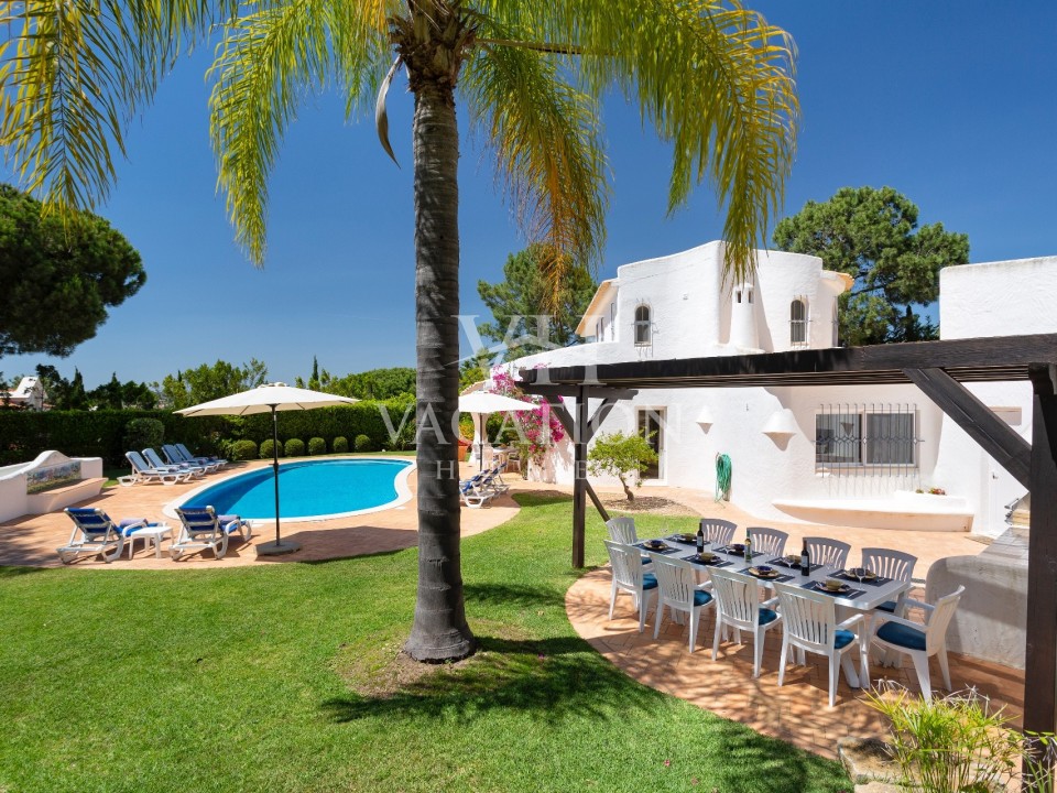 Beautiful algarvean style 5 bedroom villa an with attached annex and private pool.