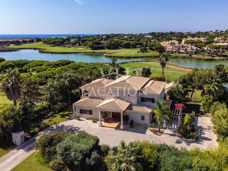 Beautiful 4 + 1 bedroom Villa in São Lourenço area with private pool, fantastic lake views & walking distance to Quinta do Lago beach