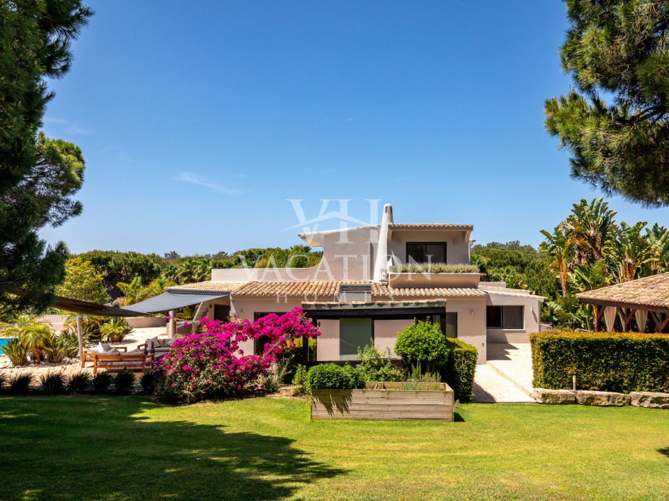Charming villa located on a spacious plot with 4700m2, elevated and fenced, less than 5 minutes walking from the famous Campus gym and next to the golf course (QDL South – fairway hole nº6).