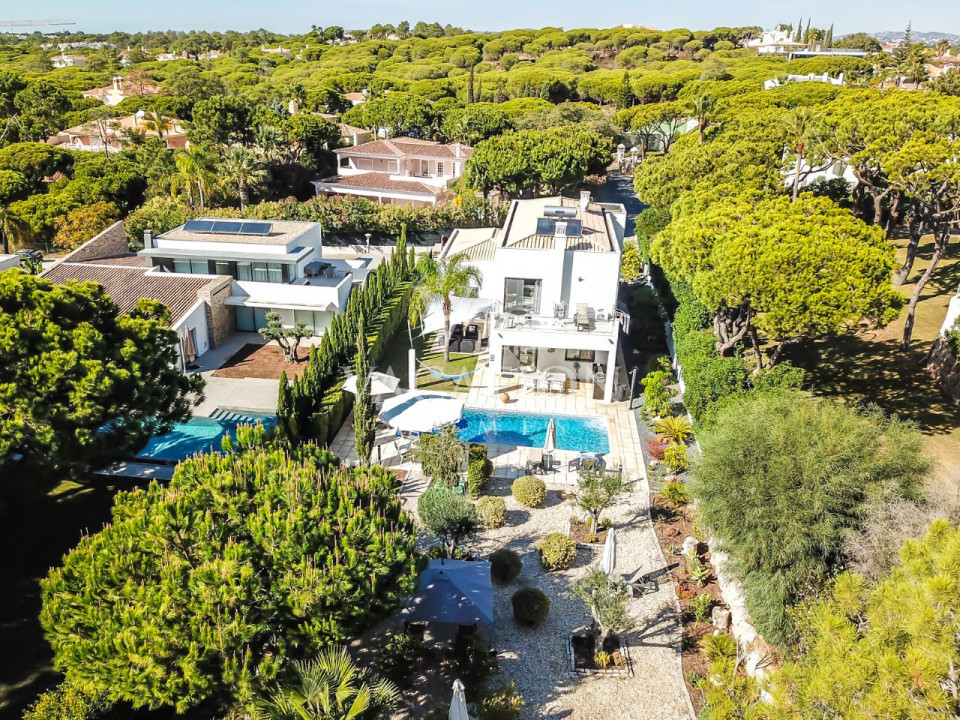 Beautiful and modern 4 bedroom villa with pool