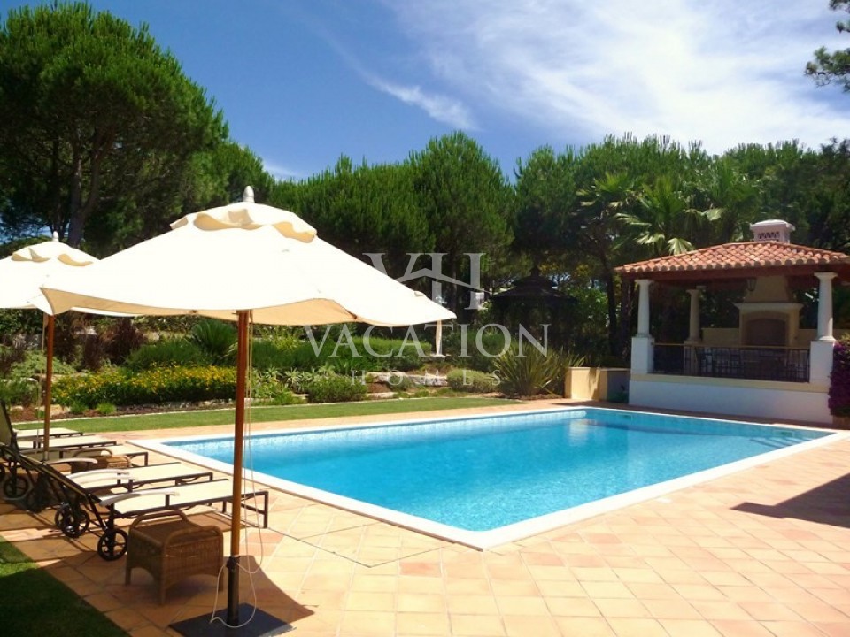 Beautiful 5 bedroom villa, located in a quiet area of Quinta do Lago.