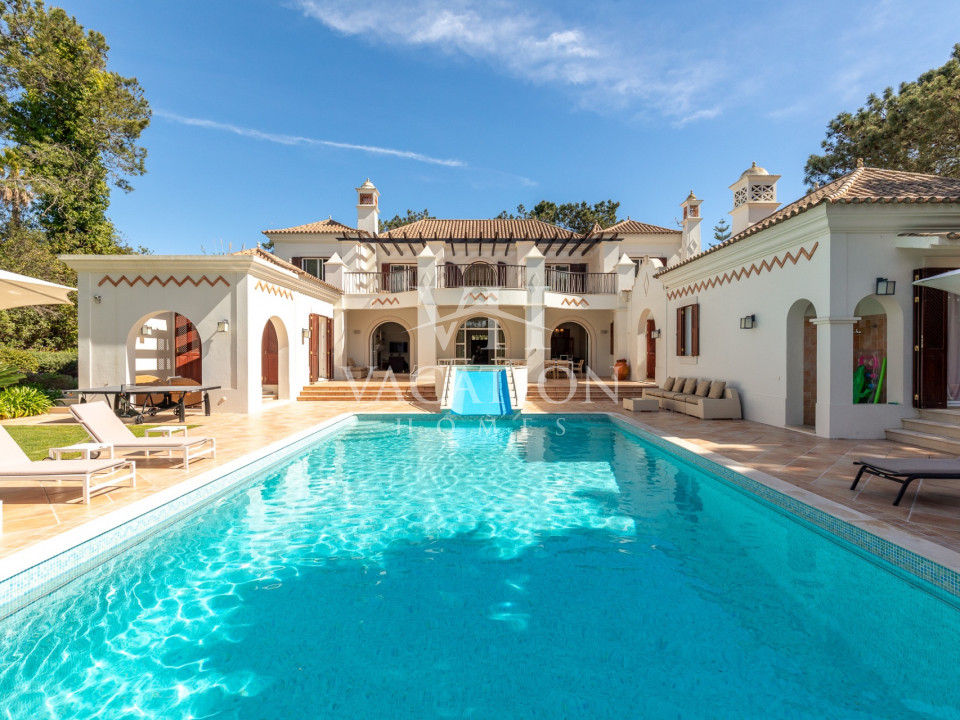 Magnificent newly refurbished six bedroom villa with private pool set in a very quiet position.