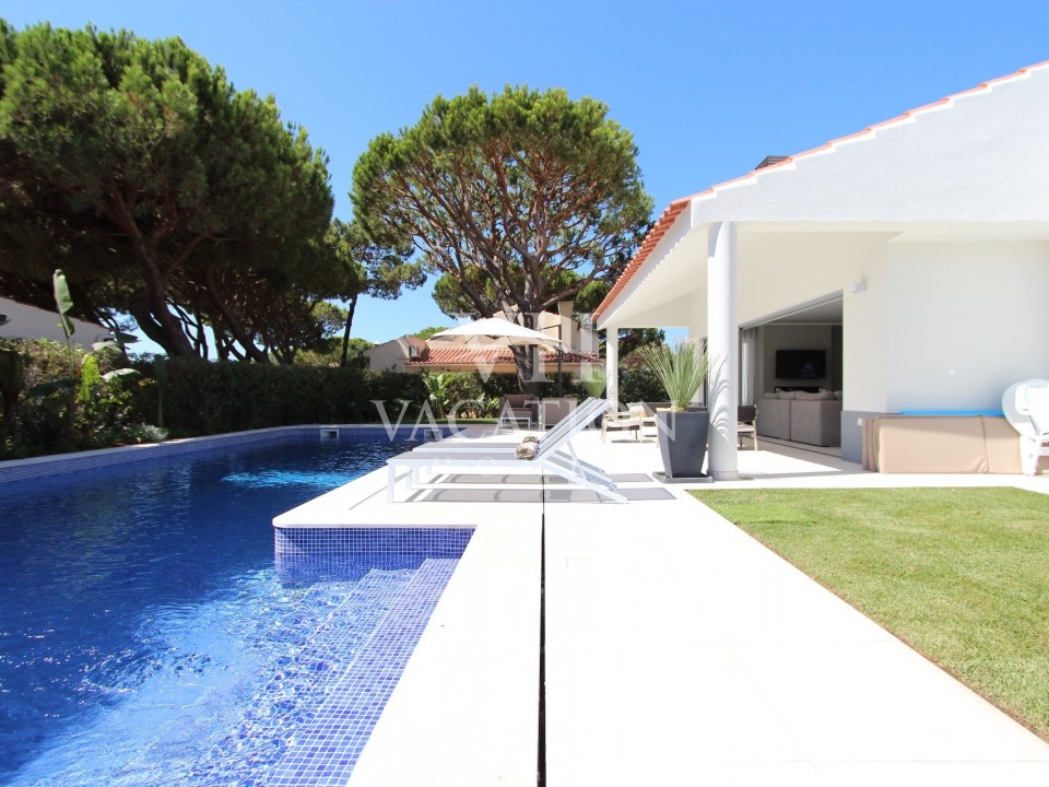 Casa das Flores is a newly renovated stunning villa with private pool located in the Quadradinhos area of the prestigious resort of Vale do Lobo.