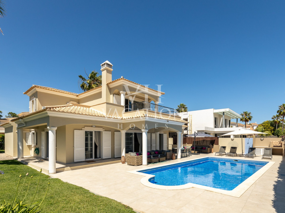 Bonita moradia com quatro quartos e piscina