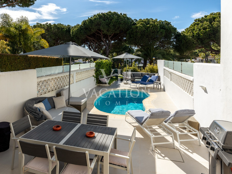 Comfortable two bedroom townhouse with plunge pool.